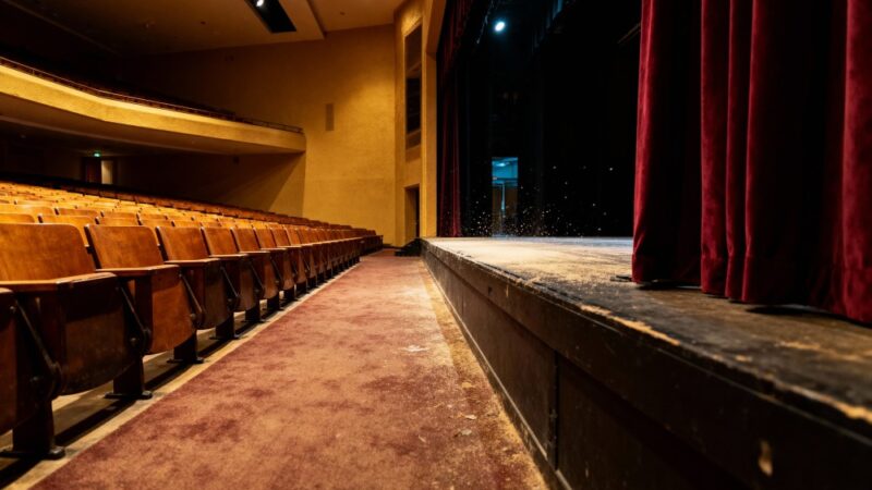 Wstyd” – nowa interpretacja komedii „Teściowie” na scenie teatralnej