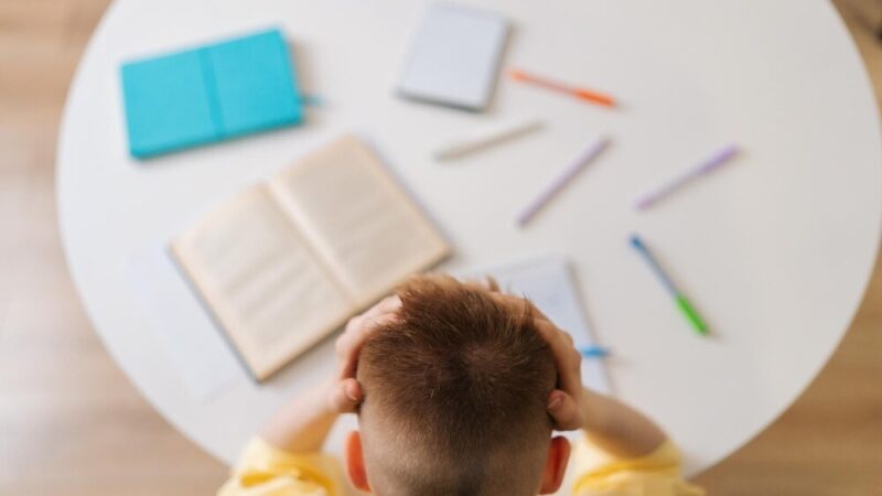 Policjanci edukują młodzież o odpowiedzialnych wyborach życiowych