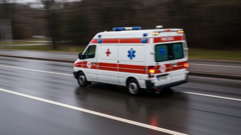 Policjanci ratują życie nieprzytomnemu agresywnemu mężczyźnie w Sosnowcu