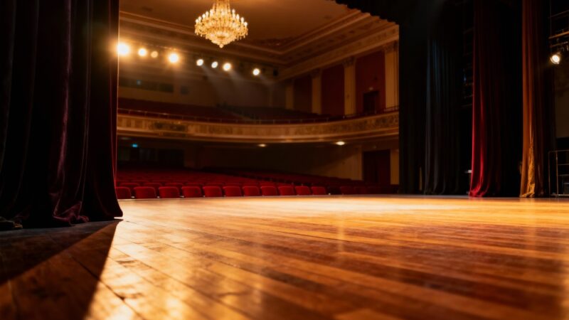 Chorzów w śmiechu: Komedia „Najdroższy” podbija scenę!