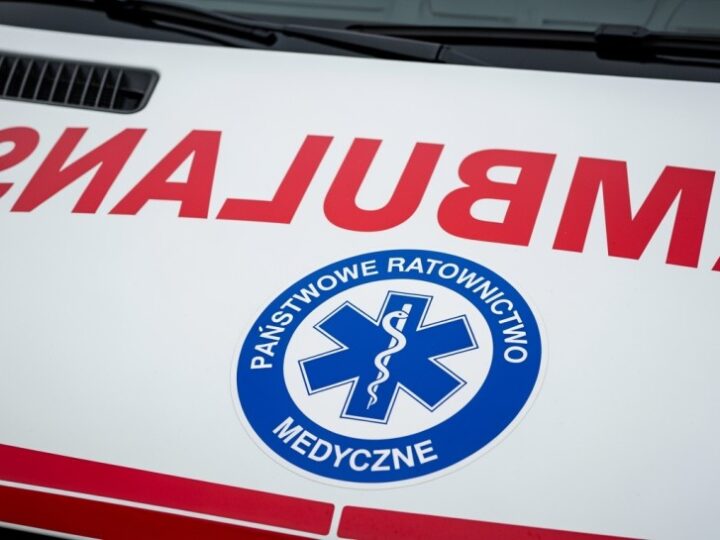 Policjanci w akcji: uratowali mężczyznę i ewakuowali 21 mieszkańców z płonącego budynku