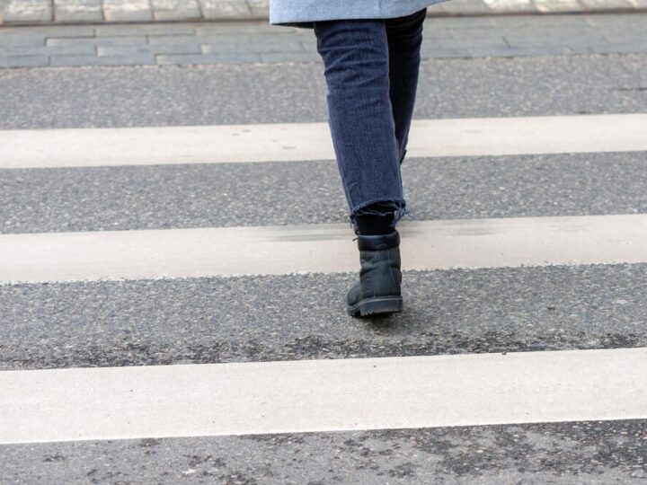 Bezpieczne przejścia dla pieszych – kluczowe przepisy i zasady zachowania