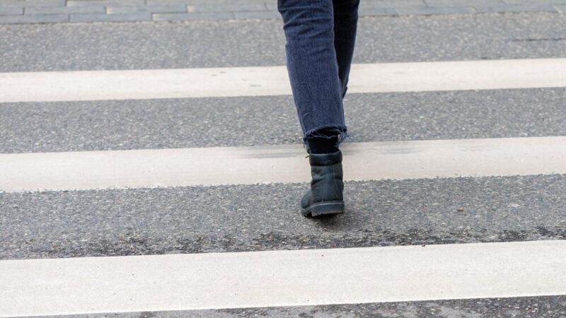 Bezpieczne przejścia dla pieszych – kluczowe przepisy i zasady zachowania