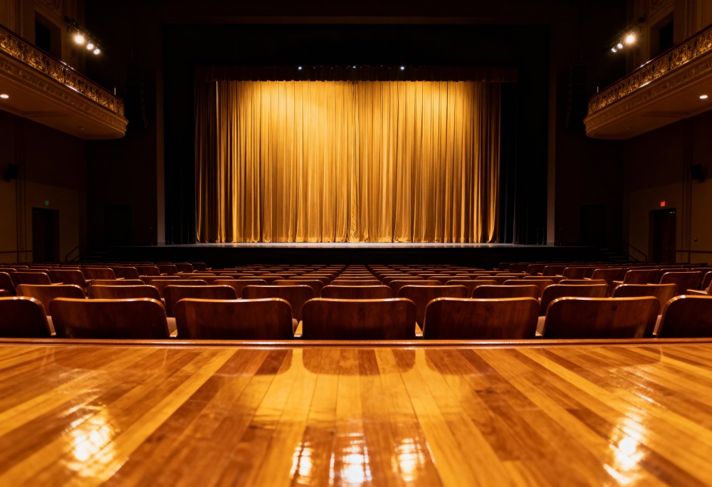 Kłamstwo z klasą – komedia, która zaskoczy i rozbawi w Chorzowie!