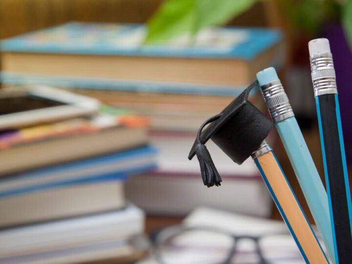 Dialog pokoleń w sztuce: nowa wystawa nauczycieli Liceum Sztuk Plastycznych w Zabrzu