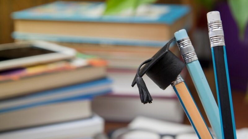 Dialog pokoleń w sztuce: nowa wystawa nauczycieli Liceum Sztuk Plastycznych w Zabrzu