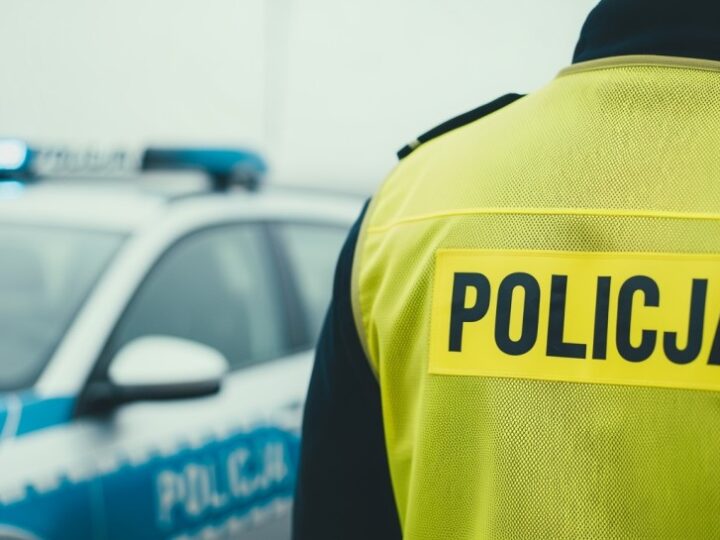 Róże dla trzeźwych kierowców: Policja promuje odpowiedzialność w Dzień Trzeźwości