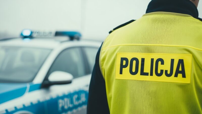 Róże dla trzeźwych kierowców: Policja promuje odpowiedzialność w Dzień Trzeźwości