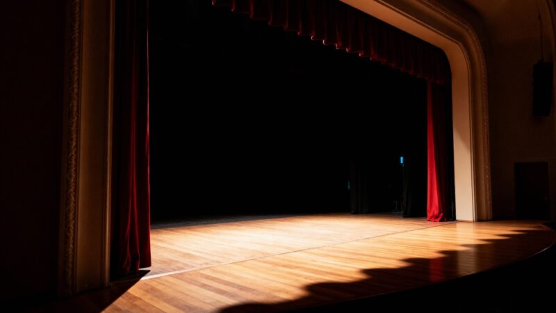 Komediowy rollercoaster: spektakl „Bez hamulców” w Chorzowie bawił do łez!