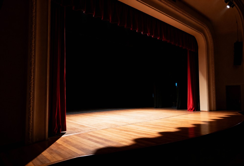 Komediowy rollercoaster: spektakl „Bez hamulców” w Chorzowie bawił do łez!