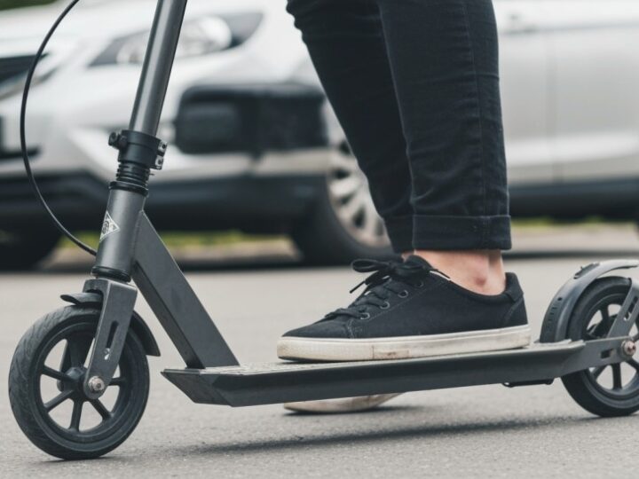 Bezpieczna jazda na hulajnodze elektrycznej – kluczowe zasady na wiosnę