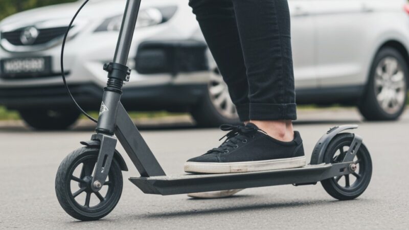 Bezpieczna jazda na hulajnodze elektrycznej – kluczowe zasady na wiosnę