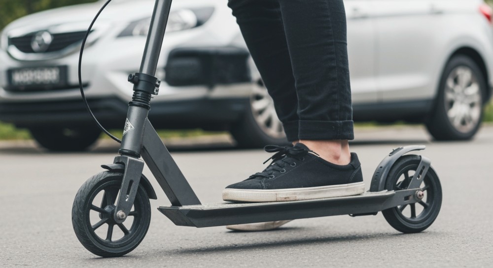Bezpieczna jazda na hulajnodze elektrycznej – kluczowe zasady na wiosnę