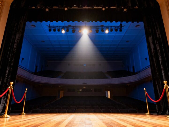 Zamknięte w windzie: kobiecy głos w męskim świecie w nowej sztuce