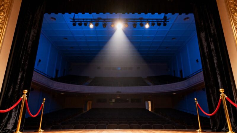 Zamknięte w windzie: kobiecy głos w męskim świecie w nowej sztuce