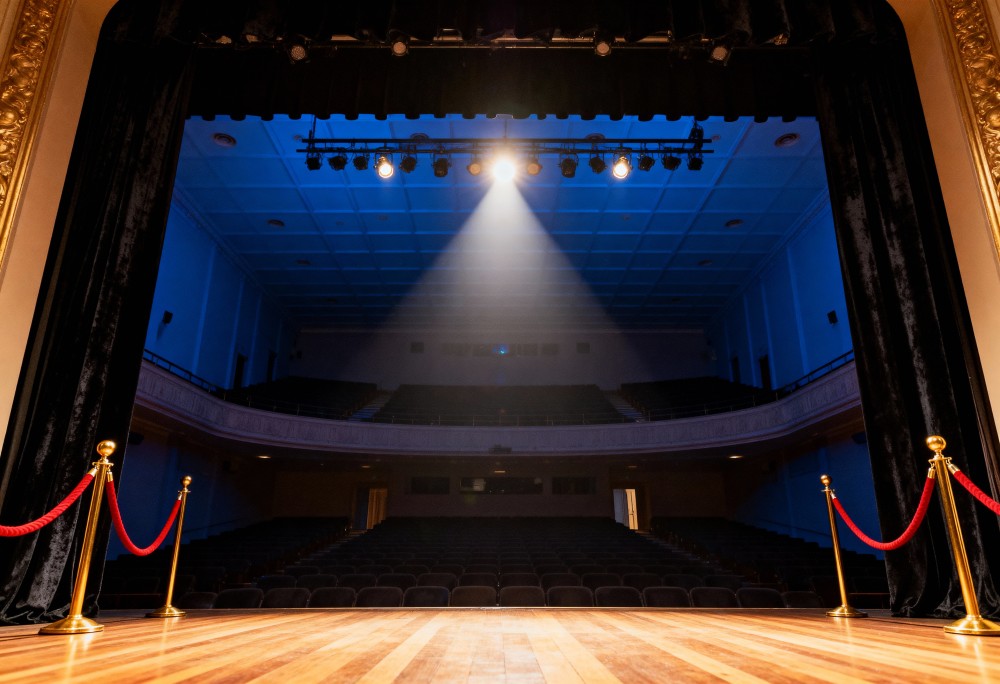 Zamknięte w windzie: kobiecy głos w męskim świecie w nowej sztuce