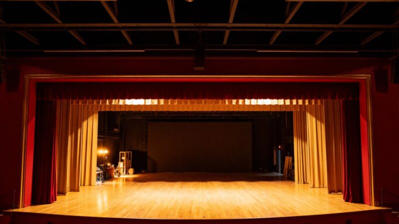Koniec świata tuż za rogiem: niecodzienna tragikomedia w Lekkim Teatrze Przenośnym