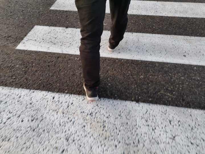 Bezpieczeństwo na „dzikich przejściach”: Policja w Tychach działa na rzecz pieszych