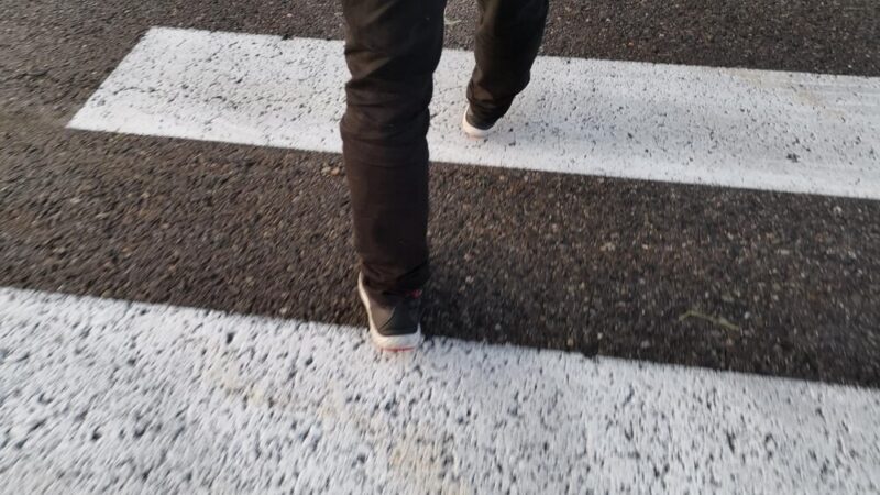 Bezpieczeństwo na „dzikich przejściach”: Policja w Tychach działa na rzecz pieszych