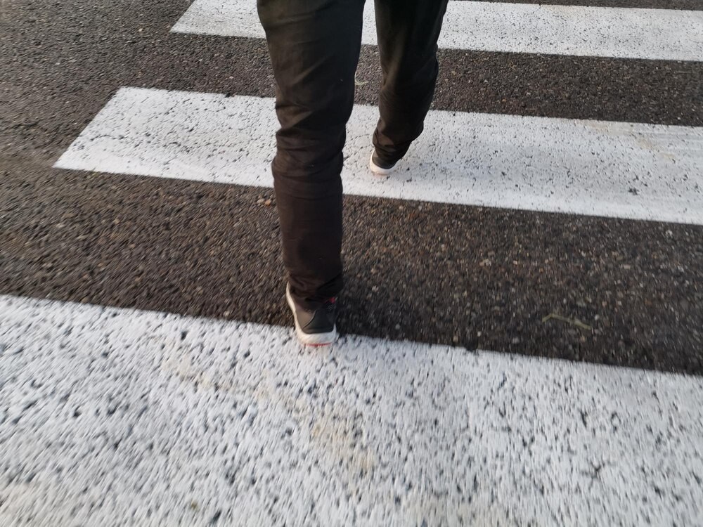 Bezpieczeństwo na „dzikich przejściach”: Policja w Tychach działa na rzecz pieszych