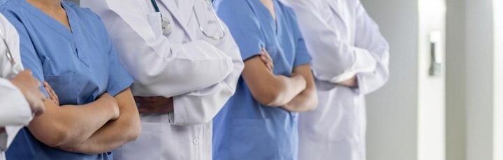 Dzielnicowy uczy dzieci, jak bezpiecznie spędzać wakacje