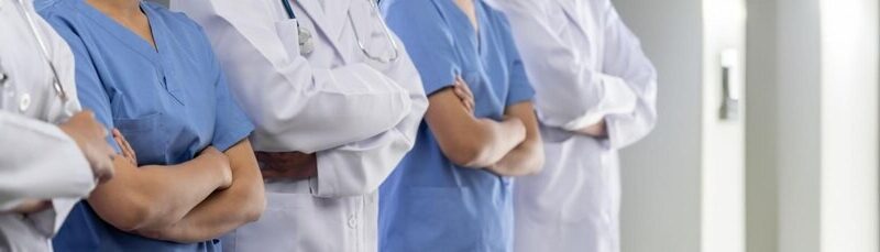 Dzielnicowy uczy dzieci, jak bezpiecznie spędzać wakacje