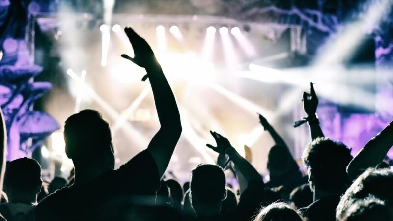 Kulturalna przygoda last minute: wieczór z legendami polskiej estrady!