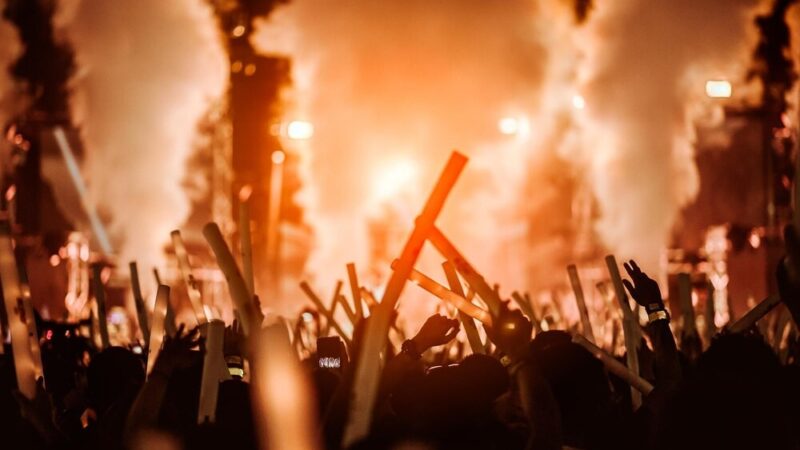 Piekarska Noc Spadających Gwiazd: Odkryj Magię Perseidów i Zaćmienia Słońca!