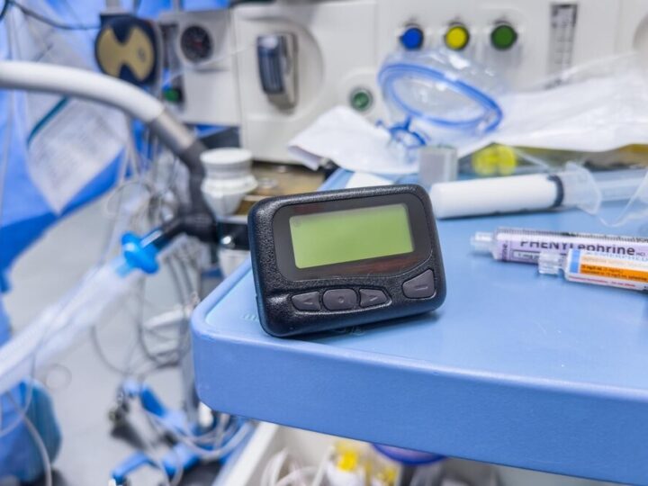 Dzielnicowi edukują seniorów o bezpieczeństwie i zagrożeniach oszustwami