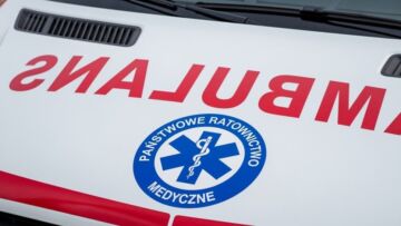 Na A4 policjanci wydostali kierowcę przez szyberdach