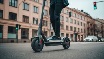 Więcej wypadków na hulajnogach. Policja przypomina zasady